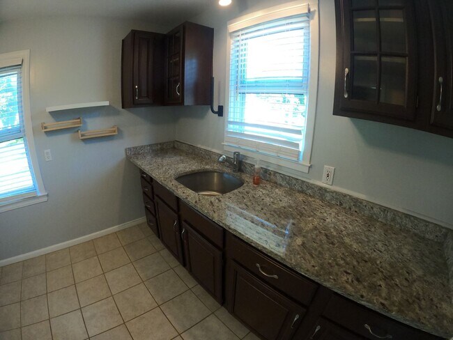 Foto del edificio - 2 bed 1 bath Royal Oak ranch