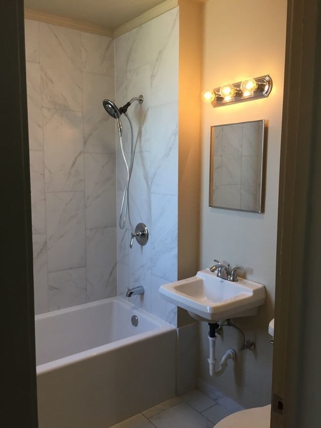 Building Photo - NEWLY RENOVATED 2 BDRM 1 BATH