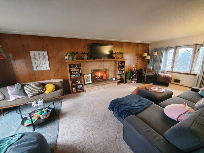 Building Photo - 4 BR 2.5 BA Single Family Home in New Hope