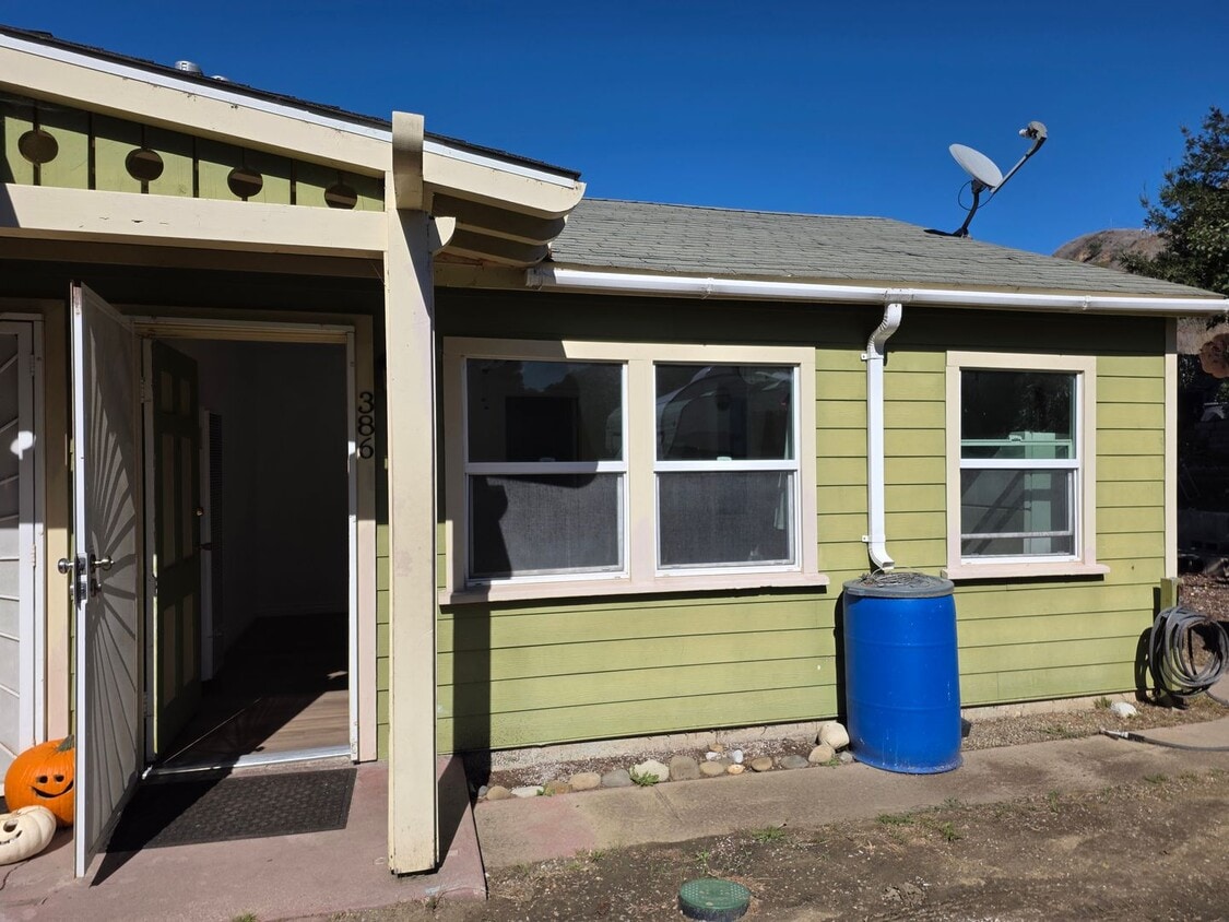 Foto principal - 1+1 Ventura Avenue, super cute 1+1 in rear duplex w/ yard