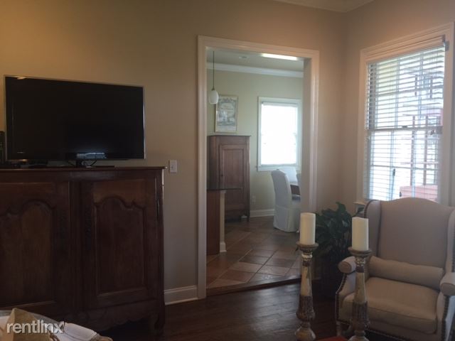 Building Photo - 405 Main St