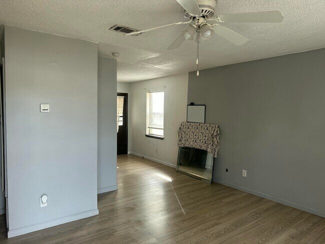 Foto del edificio - 2775 Eliasberg St