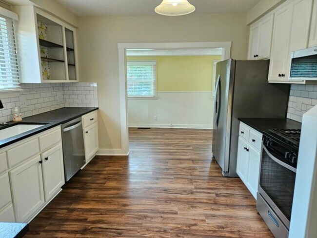 Foto del edificio - 4Bd/1Ba two story home - For viewing