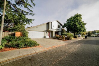 Building Photo - 405 Solano Dr