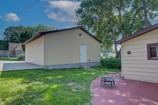 Foto del edificio - 4205 Pacific. Available June 2026.  3 bedroom, 2 bath, 2.5 car garage.  Does not qualify for gove...