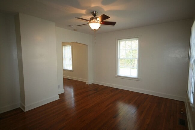 Photo - Georgian brick. Separate dining room. Over 1,000 square feet near 9th Street. Apartment