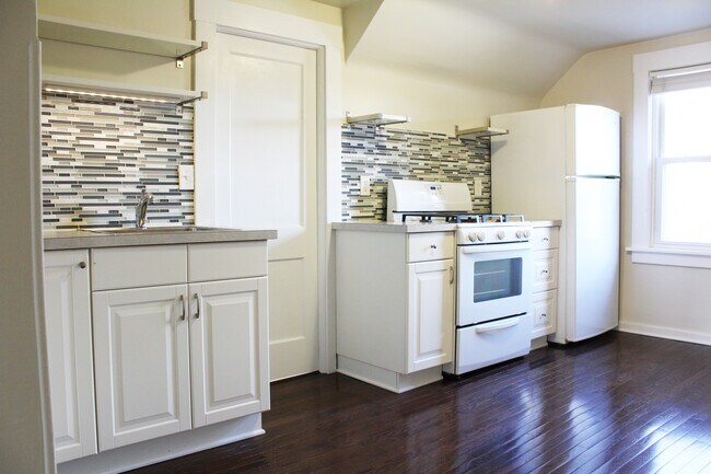 Kitchen - 17606 Franklin Ave