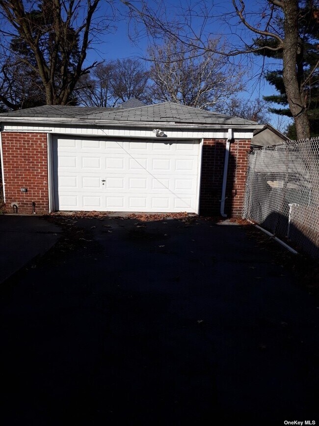 Building Photo - 255-19-255-87 87th Dr