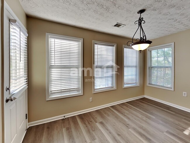 Building Photo - 1790 Pinehurst View Dr