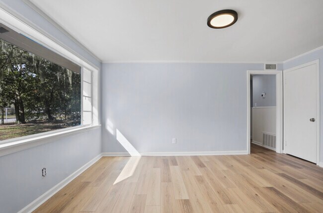 Building Photo - 6 Ranchland Dr