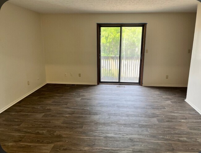 Foto del edificio - 636 Portage Lakes Dr