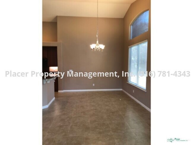 Foto del edificio - Roseville,  3 bedroom plus den, 3 bathroom...