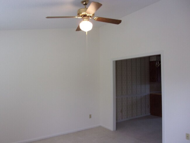 Building Photo - 2 Bedroom 1 Bath Condo Close to Shopping, ...