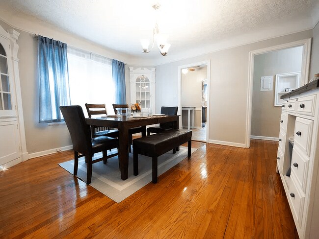 Foto del edificio - 3682 Glencairn Rd