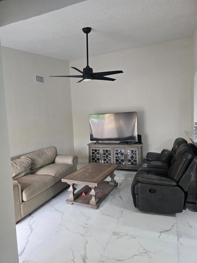Foto del edificio - 3801 Waterview Cir