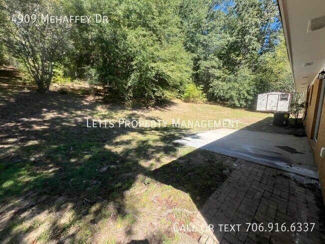Foto del edificio - Beautifully remodeled brick ranch with a c...