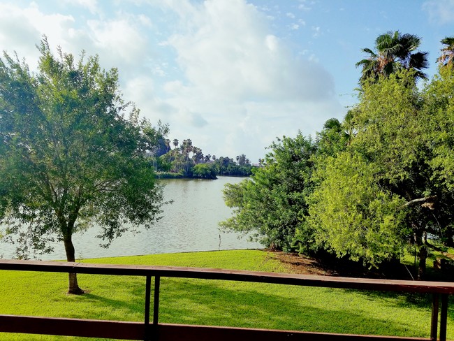 Foto del edificio - Lakeside Apartments