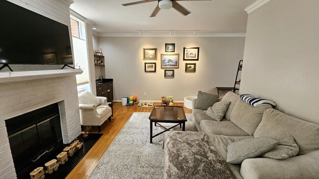 Building Photo - Stunning Townhome In The Heart Of Ghent