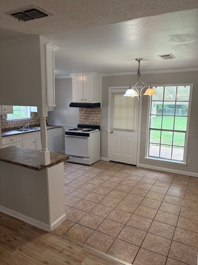 Building Photo - 2028 Yancey Ave