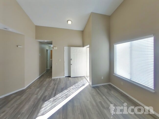 Building Photo - 733 Reagan Dr