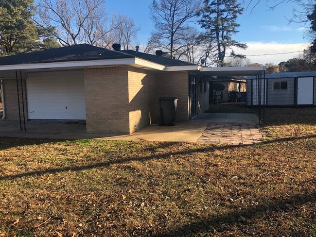Building Photo - 1601 Brookhaven Rd