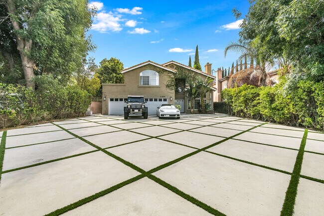 Front Parking - 23104 Mariano St