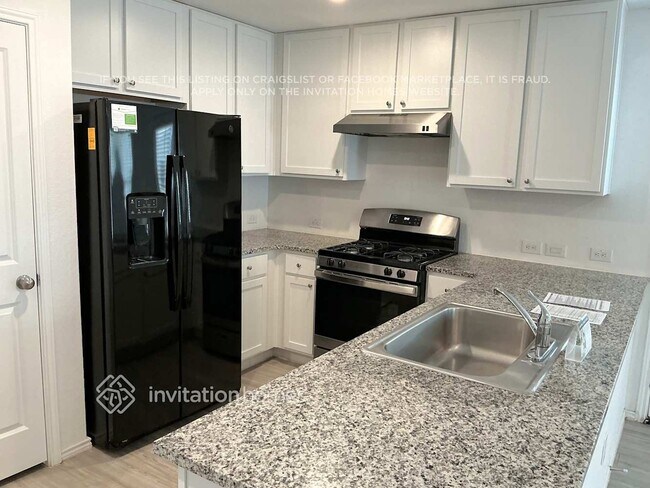 Foto del edificio - 6558 Runaway Row