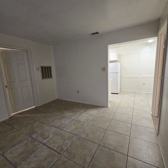Foto del edificio - 8556 Leake Ave