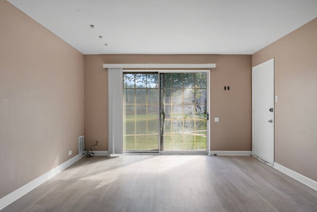 Building Photo - 9418 Bay Colony Dr