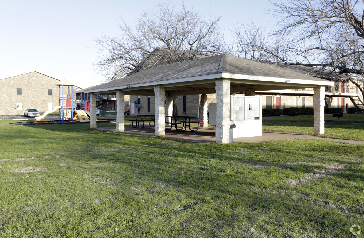 Building Photo - Bridle Path Apartments