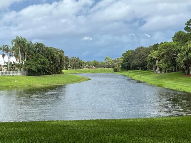 Foto del edificio - 1624 SW Waterfall Blvd