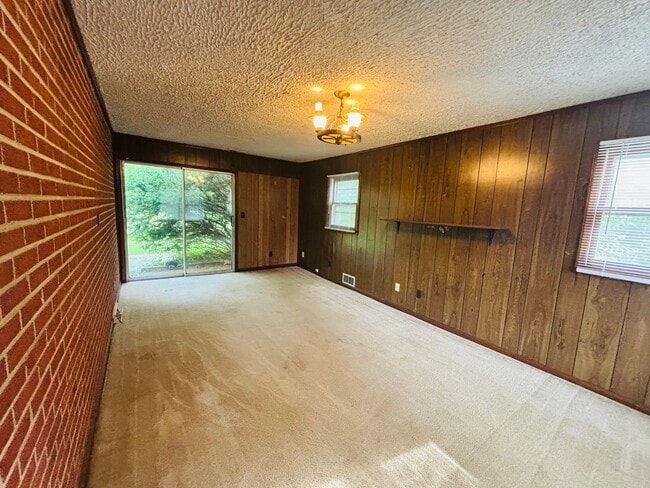 Building Photo - 4 Bedroom 1 Bath House