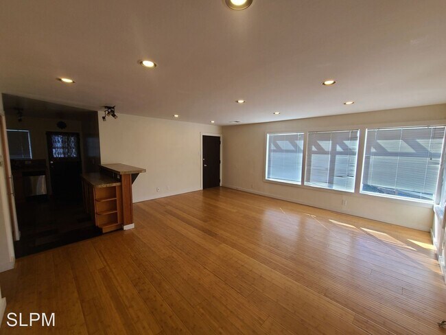 Foto del edificio - 8061 Greenridge Dr