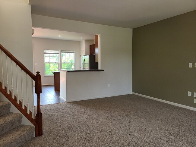 Foto del edificio - 3-Level TH, 3 BR, 2.5 BA, Garage