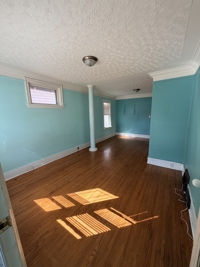 Building Photo - 627 9th St E
