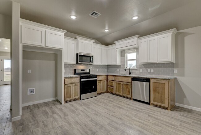 Foto del edificio - New Duplex For Lease in Noble on large lot. $500.00 off 1st month's rent with a 2 year lease!