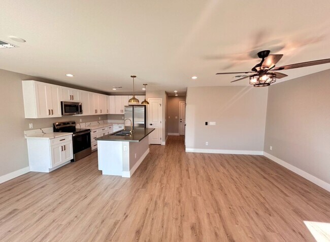 Building Photo - BRAND NEW! 3 bed plus den/loft, NO HOA, EX...