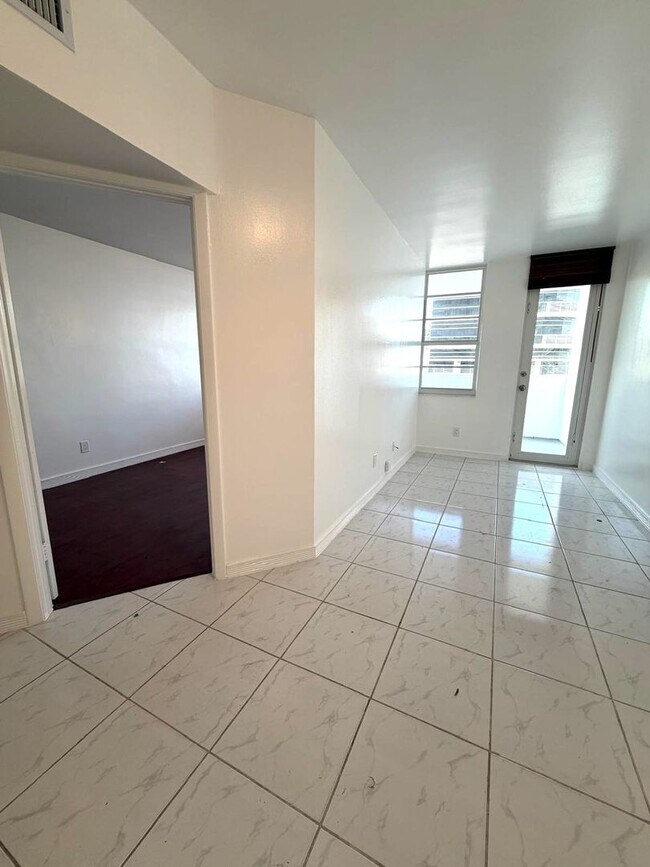 Foto del edificio - Live where Lincoln Road meets the Ocean in a full service resort-style condominium in South Beach!