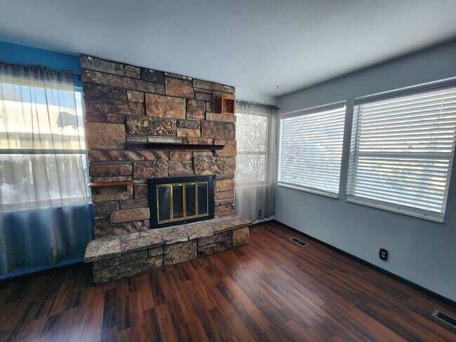 Building Photo - Welcome home to a 1978 time-piece with art...