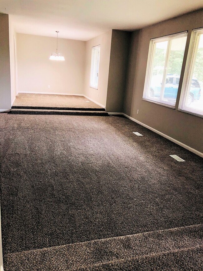 Foto del edificio - 808 Creekside St