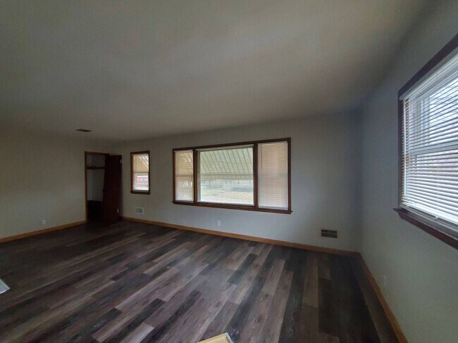 Building Photo - 85th - 4052-54