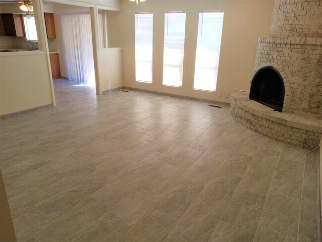 Foto del edificio - 4 BEDROOM 3 BATHROOM HOME IN THE VIBRANT C...