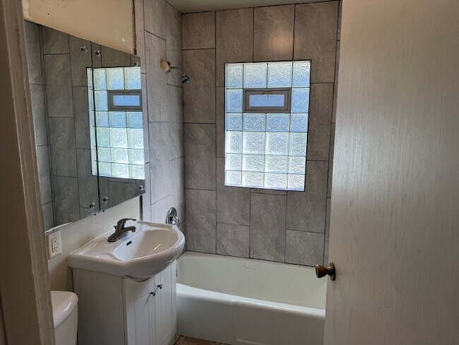 Foto del edificio - West Allis 3 bedroom 1 bath ranch Home