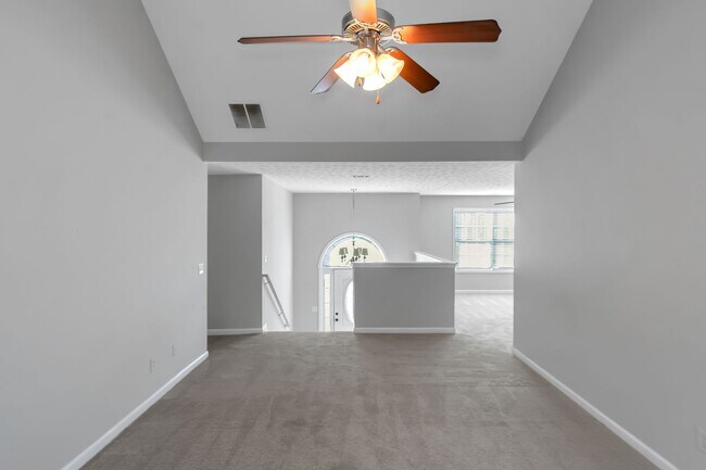 Foto del edificio - Spacious 4-Bedroom Split Foyer with 3 Bath...