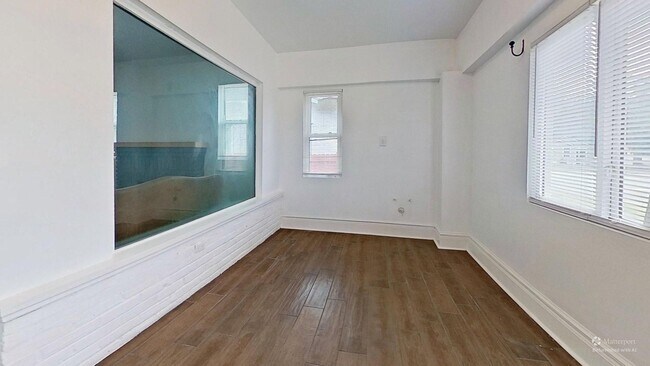 Foto del edificio - **Charming 3-Bedroom Historic Home with Covered Porch and Large Yard**