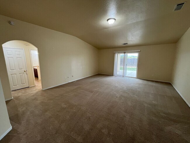 Building Photo - Wonderful Home in NW Porterville Available...