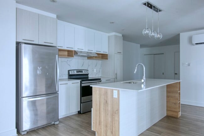 Building Photo - 9675 Av. Papineau