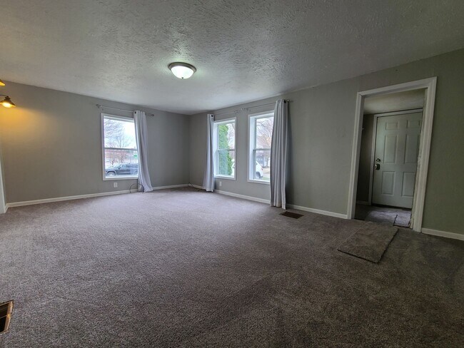Building Photo - Updated 2 Bedroom 1 Bathroom Home in Fennv...