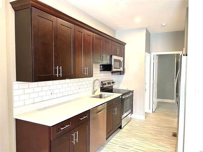 Foto del edificio - 5011 Devonshire Ave