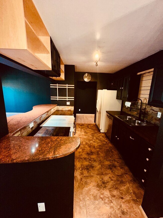 Building Photo - Beautiful Downtown Condo!